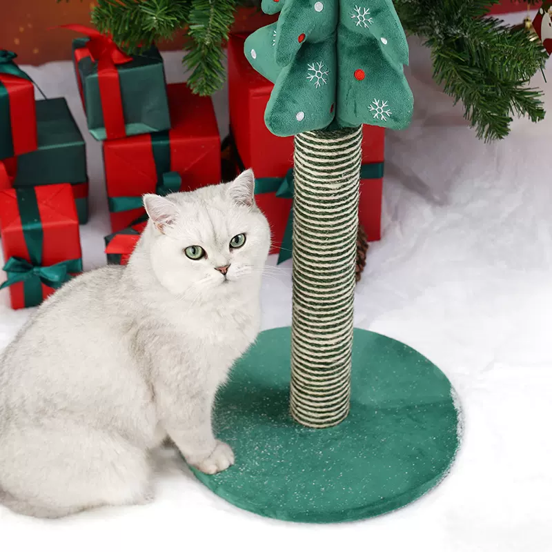 Christmas Tree Scratching Post (by ZeZe)